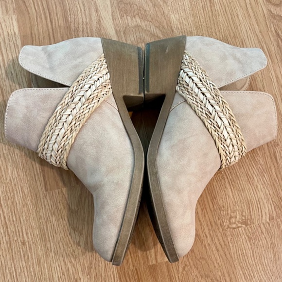 Cream/Beige Boots size 8.5 Average/Wide - Picture 3 of 5